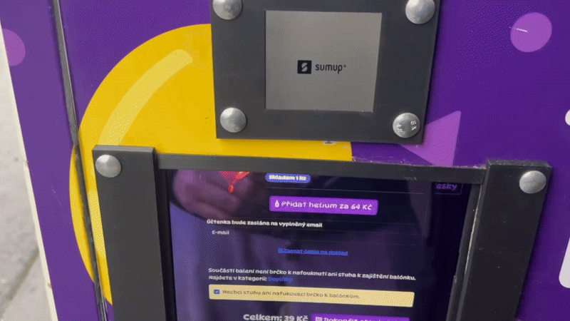 Zaplatit můžete bezkontaktně na platebním terminálu nahoře.